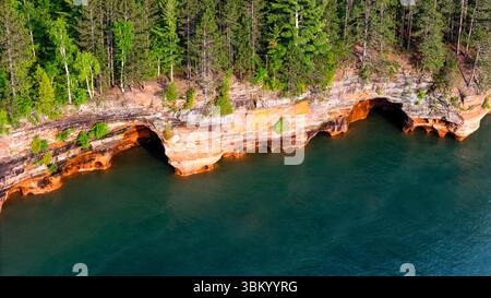 Photographie aérienne des grottes marines de l'île Apostle au sud-ouest de Sand point, près de Cornucopia, comté de Bayfield, Wisconsin, États-Unis sur un bel été même Banque D'Images
