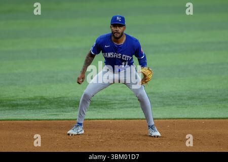 Arlington, Texas, États-Unis. 19 juin 2025. Maikel Garcia (11 ans), troisième joueur de base des Kansas City Royals, regarde pendant un match entre les Kansas City Royals et les Texas Rangers au Globe Life Field à Arlington, Texas. Freddie Beckwith/CSM/Alamy Live News Banque D'Images