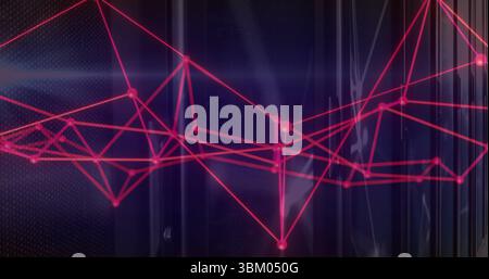 Affichage d'un graphique réseau rouge superposé aux panneaux du centre de données, avec des nœuds lumineux et des lignes de liaison Banque D'Images