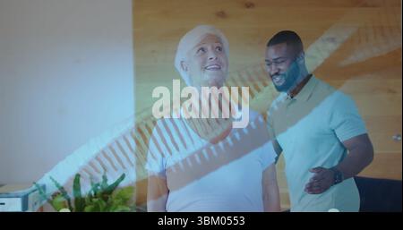 Femme senior debout et soignant examinant la superposition anatomique de la colonne vertébrale dans la salle de thérapie, plante en pot Banque D'Images