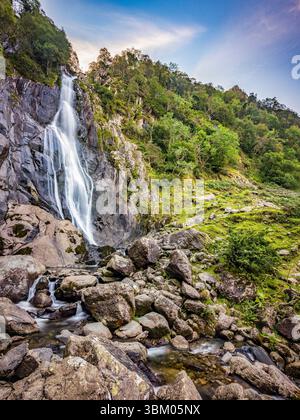 Aber Falls ou Rhaeadr Fawr sur l'Afon Goch près d'Abergwyngregyn à Gwynedd, dans le nord du pays de Galles. Banque D'Images