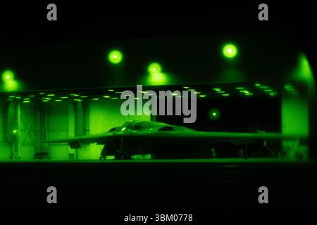 Un bombardier furtif B-2 Spirit de l'USAF est préparé à Whiteman Air Force base dans le Missouri tôt le 20 juin 2025, pour l'opération Midnight Hammer, une frappe aérienne multi-sites avec des pénétrateurs massifs de l'Ordnance sur les installations iraniennes d'enrichissement nucléaire. (ÉTATS-UNIS) Banque D'Images