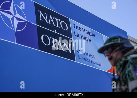 La Haye, pays-Bas. 23 juin 2025. Un membre des forces de sécurité est en service à l'extérieur du lieu du sommet de l'Organisation du Traité de l'Atlantique Nord (OTAN) à la Haye, pays-Bas, le 23 juin 2025. Le sommet de l'OTAN doit se tenir à la Haye du 24 au 25 juin de cette année. Crédit : Peng Ziyang/Xinhua/Alamy Live News Banque D'Images