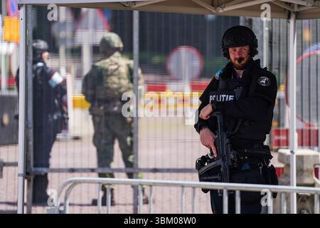 La Haye, pays-Bas. 23 juin 2025. Les forces de sécurité sont en service à l'extérieur du lieu du sommet de l'Organisation du Traité de l'Atlantique Nord (OTAN) à la Haye, pays-Bas, le 23 juin 2025. Le sommet de l'OTAN doit se tenir à la Haye du 24 au 25 juin de cette année. Crédit : Peng Ziyang/Xinhua/Alamy Live News Banque D'Images