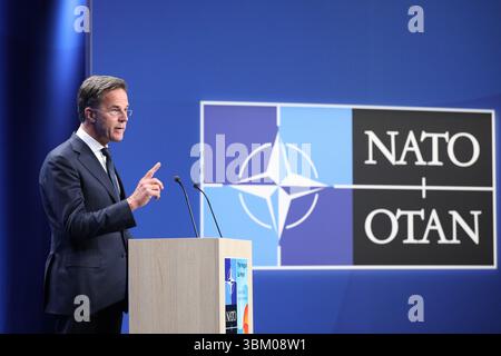 La Haye, pays-Bas. 23 juin 2025. Le secrétaire général de l'Organisation du Traité de l'Atlantique Nord (OTAN), Mark Rutte, rencontre la presse avant le sommet de l'OTAN à la Haye, aux pays-Bas, le 23 juin 2025. Le sommet de l'OTAN doit se tenir à la Haye du 24 au 25 juin de cette année. Crédit : Zhao Dingzhe/Xinhua/Alamy Live News Banque D'Images