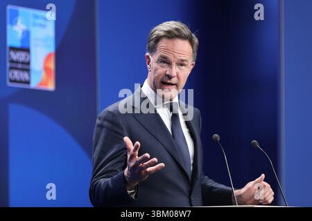 La Haye, pays-Bas. 23 juin 2025. Le secrétaire général de l'Organisation du Traité de l'Atlantique Nord (OTAN), Mark Rutte, rencontre la presse avant le sommet de l'OTAN à la Haye, aux pays-Bas, le 23 juin 2025. Le sommet de l'OTAN doit se tenir à la Haye du 24 au 25 juin de cette année. Crédit : Zhao Dingzhe/Xinhua/Alamy Live News Banque D'Images