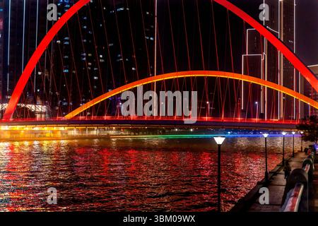 Centre financier mondial de Tianjin, pont de Dagu, vieux bâtiments et rivière Hai illuminée, Tianjin, Chine. Construit en 2005. Passerelle piétonne. Banque D'Images