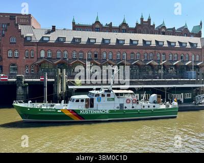 Navire de patrouille côtière « Küstenwache » amarré le long du front de mer historique de Speicherstadt à Hambourg, en Allemagne. Banque D'Images