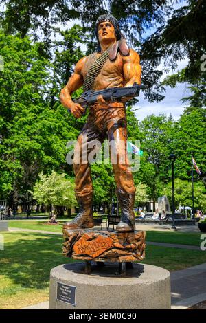 Hope, Canada - 5 juin 2025 : statue de sculpture sur bois de Rambo (Sylvester Stallone) du film First Blood qui a été tourné à Hope, Colombie-Britannique. Banque D'Images