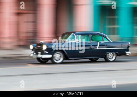 Cuba, la Havane. Berline Chevrolet Bel Air quatre portes 1955 vintage. (Usage éditorial uniquement) Banque D'Images