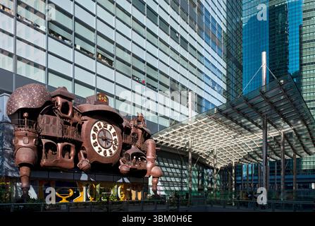 L'horloge géante Ghibli conçue par Miyazaki Hayao se trouve devant le siège de NTV (Nippon Television) à Shimbashi, Tokyo, Japon. Banque D'Images