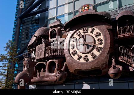 L'horloge géante Ghibli conçue par Miyazaki Hayao se trouve devant le siège de NTV (Nippon Television) à Shimbashi, Tokyo, Japon. Banque D'Images