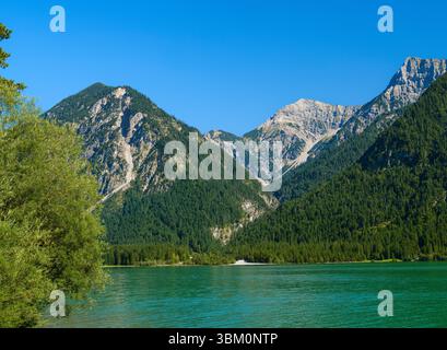 Lac Heiterwanger See et Mt. Hochschrutte dans les Alpes d'Ammergau. Europe centrale, Autriche, Tyrol Banque D'Images
