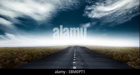 La route droite à deux voies s'étend jusqu'à l'horizon dans un design plat avec une ligne centrale en pointillés et un frottement bas Banque D'Images