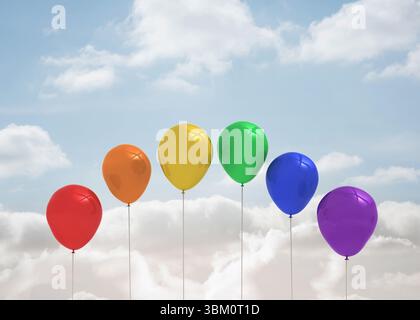 Six ballons arc-en-ciel flottent dans un ciel plat avec des cumulus dispersés et des nuages sinueux Banque D'Images