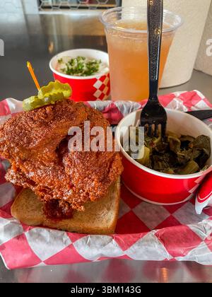Nourriture de confort du Sud encore de la vie avec poulet chaud croustillant, légumes verts et thé glacé de plantation. Banque D'Images