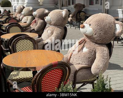 Jouets ours en peluche assis à une table dans un restaurant Banque D'Images