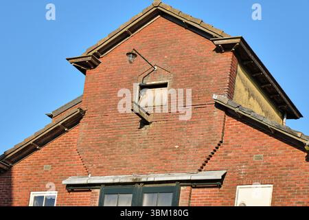 28 mars 2025 - Miste-pays-Bas : vue sur la façade historique de l'usine d'alimentation Meenkmolen avec lanterne et poutre de grue. Banque D'Images