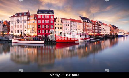 Le charme de Copenhague, Danemark à Nyhavn. Canal emblématique, crépuscule matinal coloré avec des reflets d'eau à couper le souffle. Banque D'Images