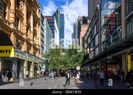 Les gens marchent long Pitt Street Mall un jour ensoleillé d'automne à Sydney Banque D'Images