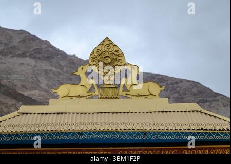Gros plan du cerf doré et de la roue du Dharma sur le toit d'un monastère bouddhiste au Ladakh, en Inde Banque D'Images