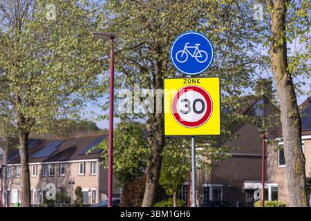 Un panneau « Bicycle Street » au-dessus d'un panneau de limitation de vitesse « zone 30 » dans un quartier résidentiel d'Utrecht, aux pays-Bas, indiquant la priorité pour les véhicules à moteur avi Banque D'Images