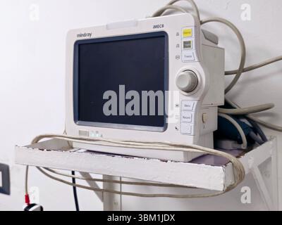 Le Caire, Égypte, 17 juin 2025 : moniteur médical des signes vitaux pour la mesure des signes vitaux importants pour les patients, comme la pression artérielle, le rat cardiaque Banque D'Images