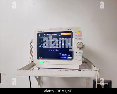 Le Caire, Égypte, 17 juin 2025 : moniteur médical des signes vitaux pour la mesure des signes vitaux importants pour les patients, comme la pression artérielle, le rat cardiaque Banque D'Images