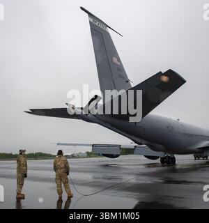 Joshua Gray, chef d'équipage, et Nicholas Thomas, chef d'équipage du 101e escadron de maintenance de la base de la Garde nationale aérienne de Bangor, Maine, appellent les contrôles de vol dans le cadre de leurs vérifications préalables au vol à la base aérienne de Rovaniemi, Finlande, le 24 juin 2025. Le KC-135R Stratotanker a décollé en soutien à l'exercice Atlantic Trident 25, un exercice conjoint d'entraînement et de combat stratégique qui a favorisé la réponse rapide alliée et l'emploi de combat agile sur le flanc est. (Photo de la Garde nationale aérienne américaine par Airman 1re classe Bridget Rossignol) Banque D'Images
