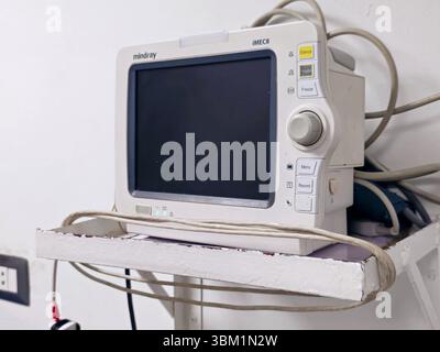 Le Caire, Égypte, 17 juin 2025 : moniteur médical des signes vitaux pour la mesure des signes vitaux importants pour les patients, comme la pression artérielle, le rat cardiaque Banque D'Images