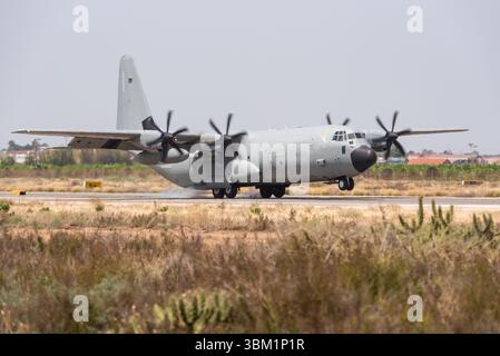 L'armée de l'air italienne Lockheed Martin C-130J Hercules débarque à l'aéroport de Murcie San Javier, en Espagne, en soutien à Frecce Tricolori lors d'un salon aérien. Fumée de pneu Banque D'Images