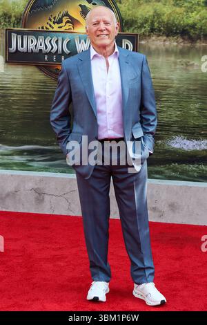 New York, États-Unis. 23 juin 2025. MANHATTAN, NEW YORK, NEW YORK, États-Unis - 23 JUIN : le producteur et réalisateur américain Frank Marshall arrive à la première à New York de Universal Pictures et de 'Jurassic World Rebirth' d'Amblin Entertainment qui s'est tenue au Hearst Plaza au Lincoln Center for the Performing Arts le 23 juin 2025 à Manhattan, New York, États-Unis. ( Credit : image Press Agency/Alamy Live News Banque D'Images