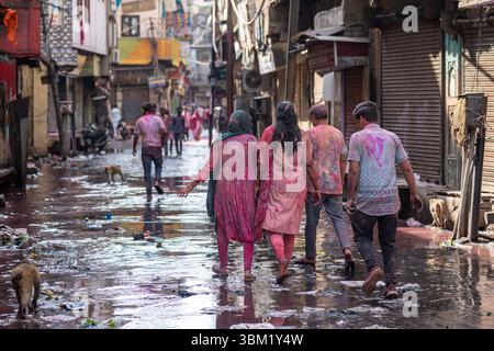 Inde, Jaipur, 22 mars 2025. Les gens marchent dans les rues humides colorées après les célébrations Holi à Jaipur. Scène de rue franche montrant les conséquences Banque D'Images