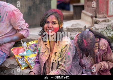 Inde, Jaipur, 22 mars 2025. Jeune femme souriante couverte de poudre colorée pendant le festival Holi à Jaipur. Portrait franc de joie et de célébration Banque D'Images