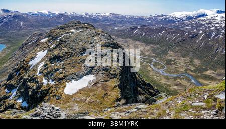 Vue de Knutshoe regardant vers le bas sur Leirungsdal et la rivière Leirungsae dans le parc national Jotunheimen Norvège Banque D'Images