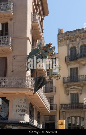 Façade décorative de dragon sur le coin d'un bâtiment à Las Ramblas, Barcelone Banque D'Images
