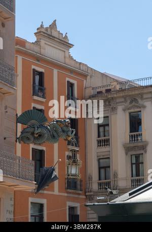 Façade décorative de dragon sur le coin d'un bâtiment à Las Ramblas, Barcelone Banque D'Images