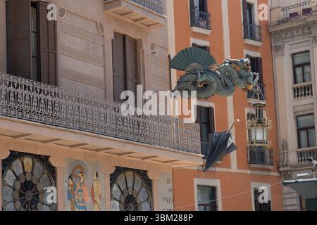 Façade décorative de dragon sur le coin d'un bâtiment à Las Ramblas, Barcelone Banque D'Images