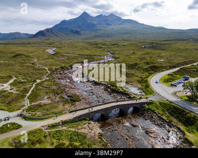 Vue aérienne du vieux pont de Sligachan qui traverse la rivière Sligachan, île de Skye, Écosse. Banque D'Images
