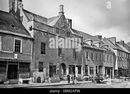 Une photographie de la fin du XIXe siècle de la Rothe House, une maison de ville de marchand de la fin du XVIe siècle sur High Street dans la ville de Kilkenny, en Irlande. La Rothe House est le seul exemple restant d'une parcelle de Burgage complète en Irlande, et considérée comme importante au niveau national en raison de la gamme de caractéristiques post-médiévales originales qui subsistent. Le bien, un élément important du patrimoine de Kilkenny, appartient à la Société archéologique de Kilkenny et abrite une partie de la collection d'objets de la société relatifs à la ville de Kilkenny, au comté et à l'Irlande. Banque D'Images