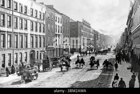 Une photographie de la fin du XIXe siècle de O'Connell Street, anciennement George's Street, l'artère principale de la ville de Limerick. La rue est parallèle à la rivière Shannon et fait partie d'une artère générale, et est d'environ un mile de longueur, commençant à la jonction Arthurs Quay / Denmark Street et se terminant à The Crescent. Banque D'Images