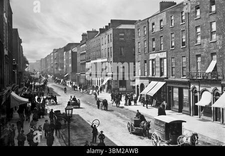 Une photographie de la fin du XIXe siècle de O'Connell Street, anciennement George's Street, l'artère principale de la ville de Limerick. La rue est parallèle à la rivière Shannon et fait partie d'une artère générale, et est d'environ un mile de longueur, commençant à la jonction Arthurs Quay / Denmark Street et se terminant à The Crescent. Banque D'Images