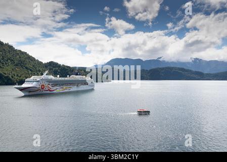 Navire de croisière Norwegian Sun, appartenant à NCL ; Norwegian Cruise Line, amarré au large près de Puerto Chacabuco, Chili. Au milieu des superbes fjords chiliens Banque D'Images