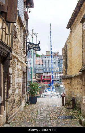 Port historique pittoresque de Honfleur avec ses maisons de ville du 16 au 18ème siècle, photographiées depuis la rue de la prison Banque D'Images