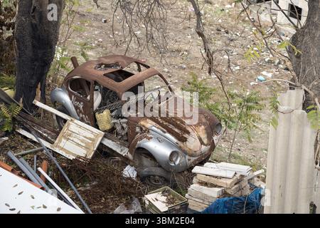 Bethléem, Palestine ; Volkswagen Beetle (type 1) - épave abandonnée et rouillée ; Volkswagen Käfer (Typ 1) - verlassenes und rostiges Autowrack Banque D'Images