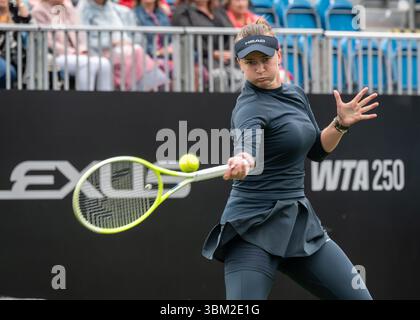 Eastbourne, Angleterre, Royaume-Uni. La pluie arrête brièvement de jouer sur le court central alors que Harriet Dart (GBR) affronte Barbora Krejcikova (CZE) dans son match de premier tour au Lexus Eastbourne Open. Krejcikova crédit : Phil Robinson/Alamy Live News Banque D'Images