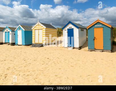 Cabanes de plage en bord de mer à Southwold, Suffolk, Angleterre, Royaume-Uni Banque D'Images