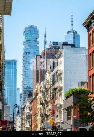 Greene Street dans le quartier historique de Soho présente des façades en fonte contrastant avec l'architecture moderne en arrière-plan, 2025, NYC, USA Banque D'Images