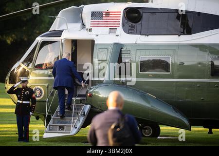 Washington, États-Unis. 24 juin 2025. Le président Donald Trump embarque à bord de Marine One sur la pelouse sud de la Maison Blanche à Washington, DC le mardi 24 juin 2025. Trump s’envole pour la Haye, aux pays-Bas, pour assister au sommet de l’OTAN. Photo de Francis Chung/UPI crédit : UPI/Alamy Live News Banque D'Images