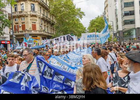 Buenos Aires, Argentine - 24 mars 2025 : manifestation pour le jour du souvenir dans la ville de Buenos Aires. Banque D'Images
